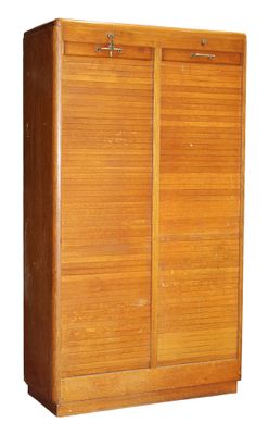 une image représentant une armoire en bois à deux portes et tiroirs