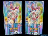 deux paquets de cartes à collectionner Pokémon exposés sur un fond noir