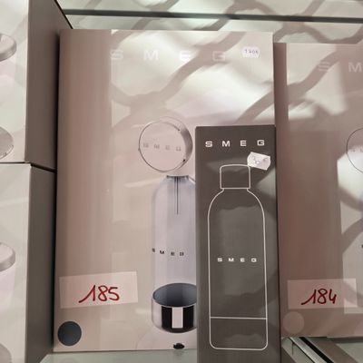 une vitrine sur laquelle est posée une bouteille d'eau