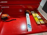une boîte à outils rouge avec des outils sur une table