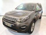 La Land Rover grise est garée dans une pièce blanche.