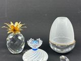 trois vases en verre placés les uns à côté des autres