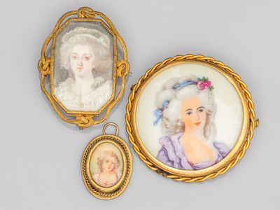 trois portraits miniatures de femmes dans des cadres dorés et un pendentif