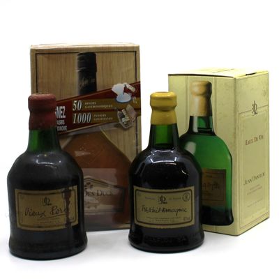 trois bouteilles d'alcool posées à côté d'un carton de vin