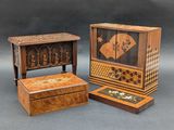 deux petites boîtes en bois ornées de motifs, posées l'une à côté de l'autre