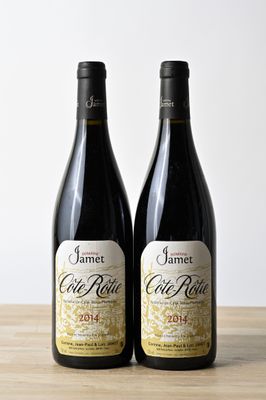 deux bouteilles de vin posées sur une table en bois