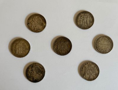 six types de pièces différents posés sur une surface blanche, sur fond blanc