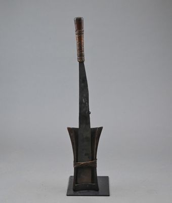 une photo d'une sculpture représentant un couteau posé sur un socle en bois