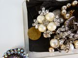 une boîte avec un tas de bijoux à l'intérieur