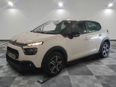 la citrole blanche est garee sur un carrelage en damier