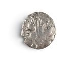 une pièce d'argent représentant une femme sur un fond blanc