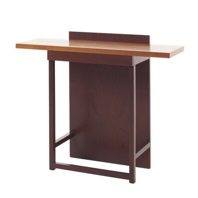 un gros plan d'une table en bois surmontée d'une étagère