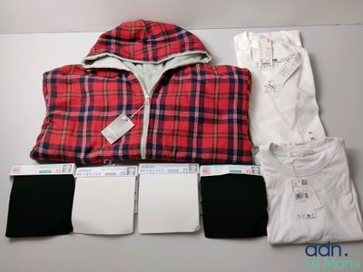 une chemise à carreaux rouges et blancs, un pantalon blanc et une veste rouge et noire