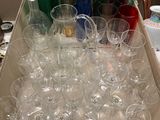 une boîte remplie de verres à vin vides posée sur une table