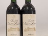 deux bouteilles de vin rouge posées l'une à côté de l'autre sur une table