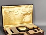 une boîte en bois contenant une brosse, un peigne et d'autres objets