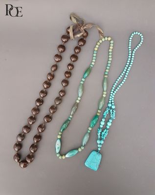 trois colliers composés de perles turquoise et marron