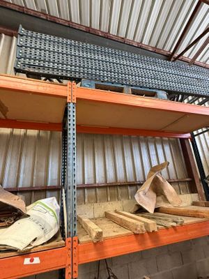 une étagère sur laquelle se trouve beaucoup de bois
