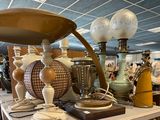 de nombreuses lampes différentes posées sur une table dans une pièce