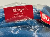un sac bleu sur lequel est apposée une étiquette indiquant « XL »