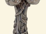 un vase en argent surmonté de deux oiseaux