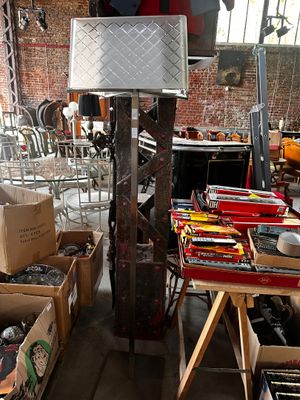 de nombreuses boîtes contenant des objets divers dans une pièce