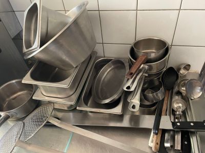 de nombreuses casseroles et poêles sur le comptoir de la cuisine