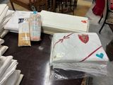 beaucoup de matelas et d'oreillers sur la table
