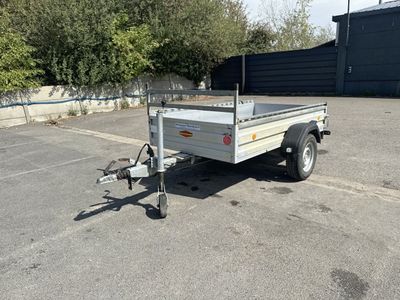 une petite remorque garée sur un parking