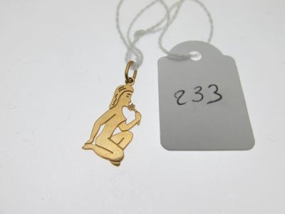 un gros plan d'un collier muni d'une étiquette, posé sur une surface blanche