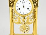 une horloge en or posée sur une table