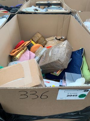 une boîte en carton remplie de vêtements et d'autres objets