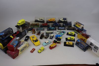 un grand nombre de voitures-jouets qui se trouvent sur la table
