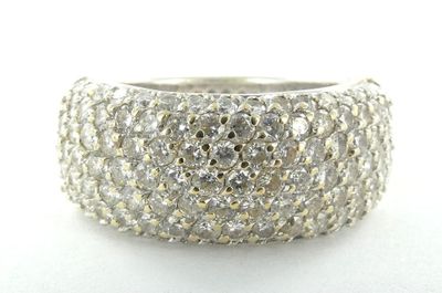 gros plan d'une bague en diamant sur une surface blanche