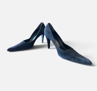 une paire de chaussures à talons hauts bleues sur fond blanc