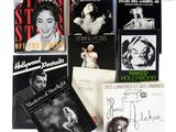 un grand nombre de livres posés sur une table