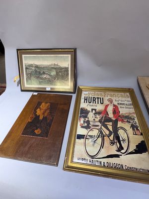 trois photos encadrées représentant un homme à vélo