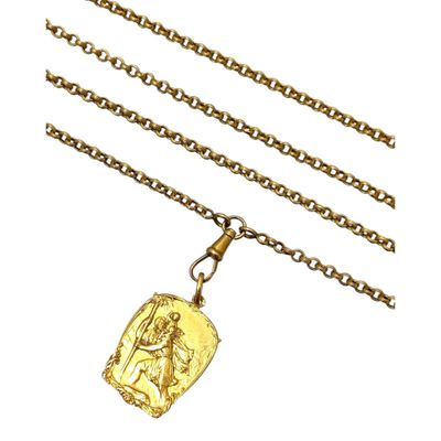 un gros plan d'un collier avec une pièce d'or suspendue à une chaîne