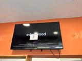 une télévision à écran plat fixée au mur au-dessus d'une porte