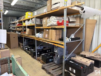 de nombreux cartons et boîtes sur les étagères de l'entrepôt