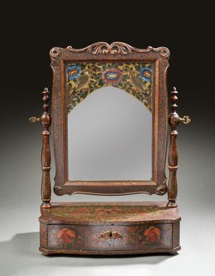 un miroir richement décoré repose sur un socle en bois