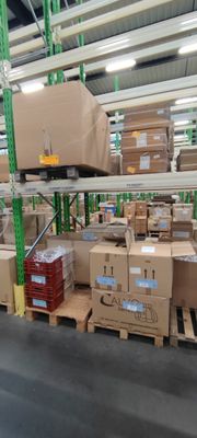 Ensemble d'environ 53 palettes et un chariot métalliques con… - Photo 1