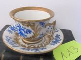 une tasse et une soucoupe posées sur un livre