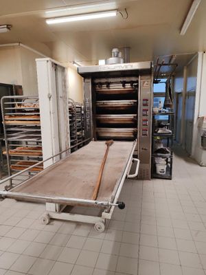 une photo d'une cuisine professionnelle équipée d'un tapis roulant
