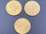 trois types différents de pièces d'or sur un fond bleu