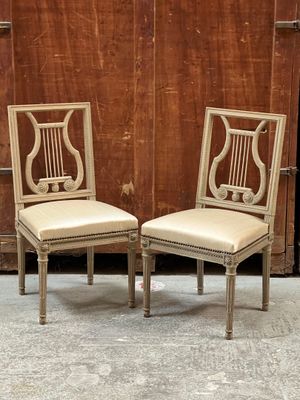 deux chaises assises l'une à côté de l'autre