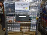 une femme debout à côté d'un chariot sur lequel sont posées des cartons
