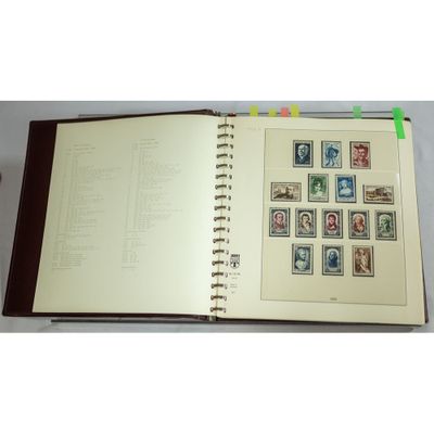 un livre ouvert avec des timbres, posé sur une table