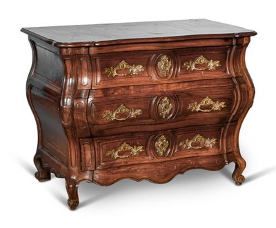 la commode est en bois et possède un plateau en marbre