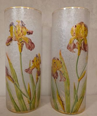 deux vases décorés de fleurs, posés sur une table